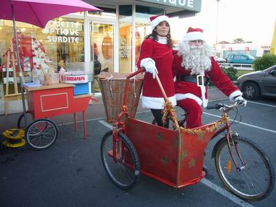 Le Père et la Mère Noël en Side Vélo